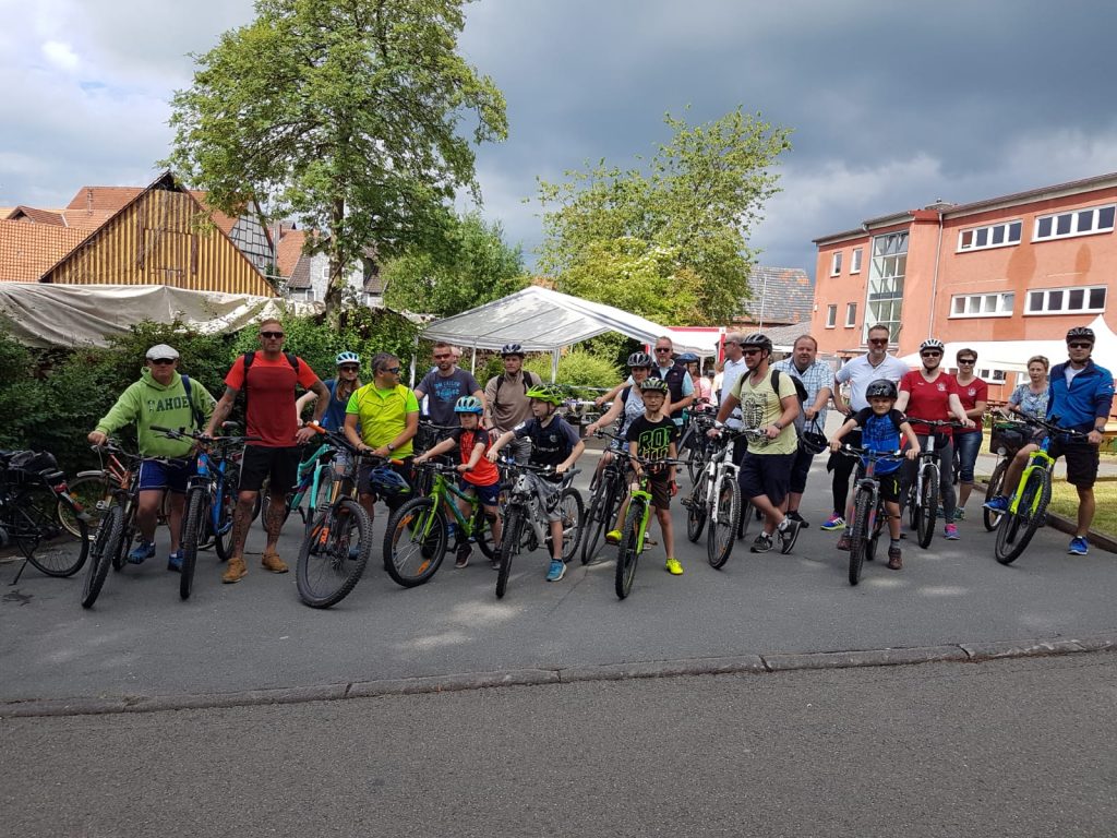 Konstabler beim Volksradfahren